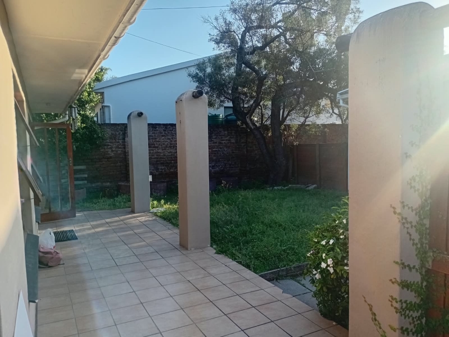 To Let 4 Bedroom Property for Rent in Bonza Bay Eastern Cape